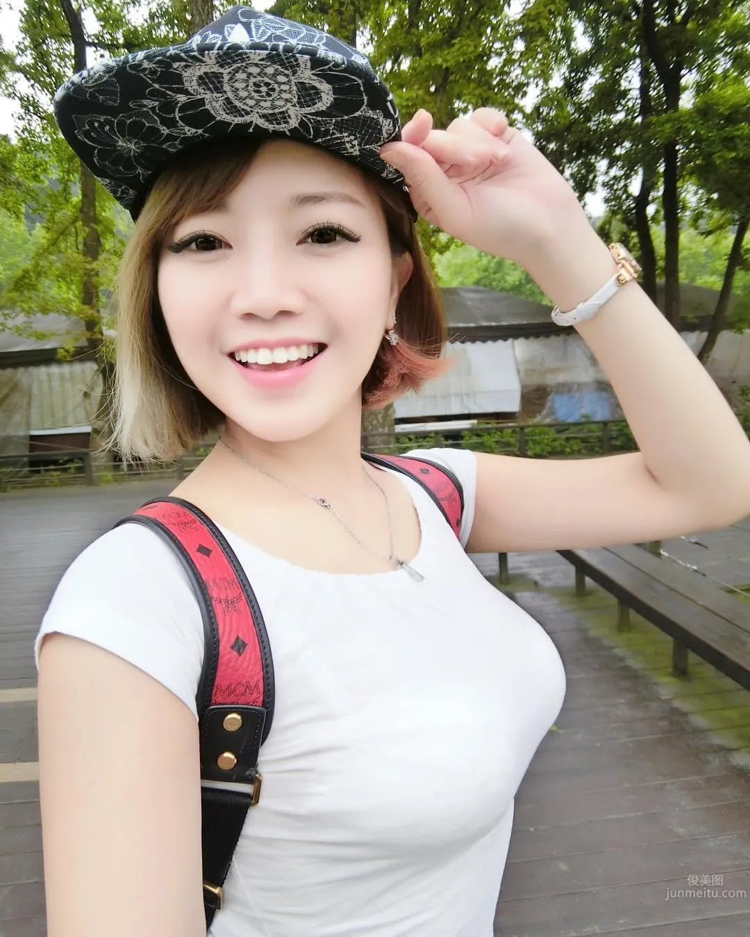 Taipei's Hottest Piano Teacher, Chen Tianxin Plays and Sings with a Great Figure photo 11