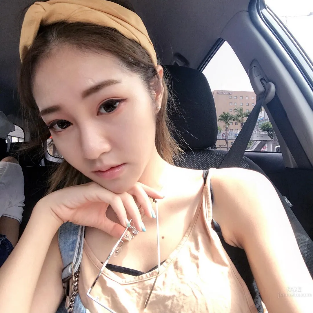 黃妍霓比基尼美背吸睛 沙灘寫字網友隻看見酥胸 39