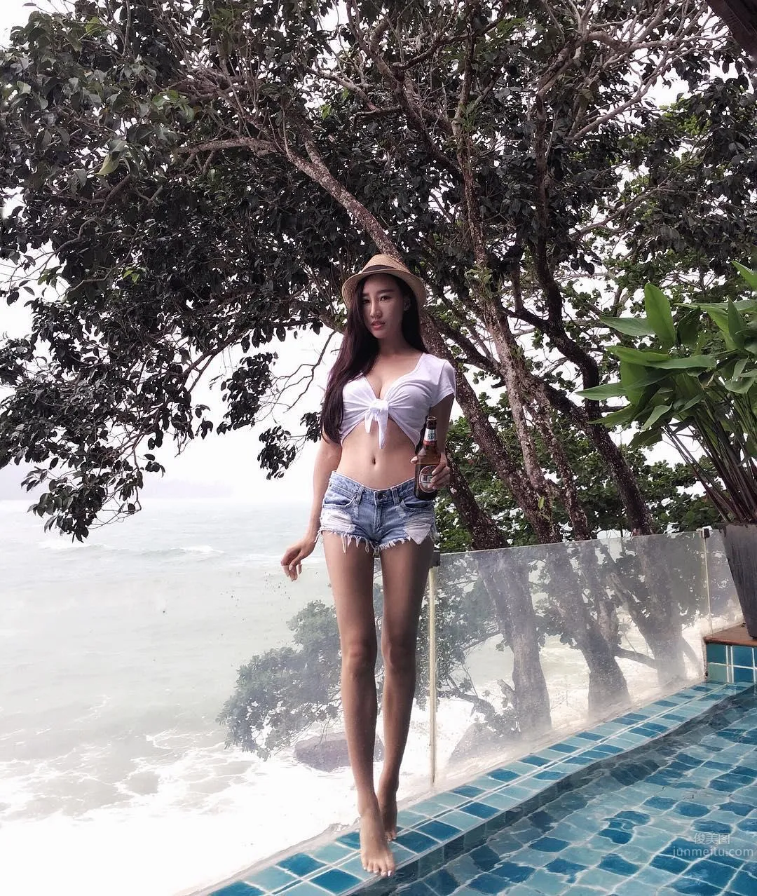 Malaysian DJ Beauty Joeyyjoey Cruise Ship Shows Unbelievable Tiny Waist photo 22