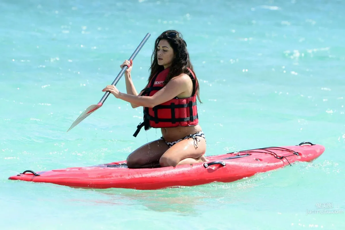 英國模特Casey Batchelor 真人秀高清比基尼圖片 141