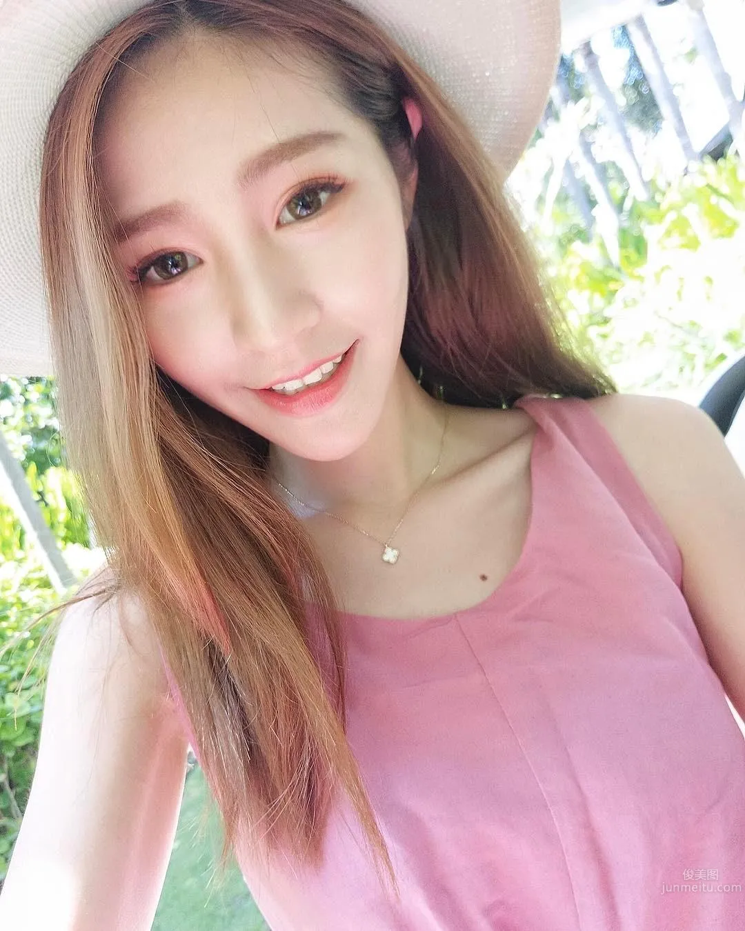 黃妍霓比基尼美背吸睛 沙灘寫字網友隻看見酥胸 30