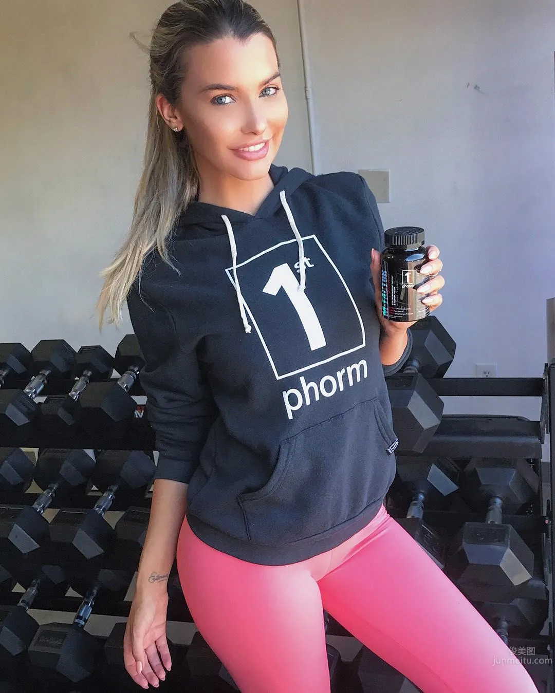 Australian Curves Goddess Emily Sears, Devil Figure Comes from Sports photo 25