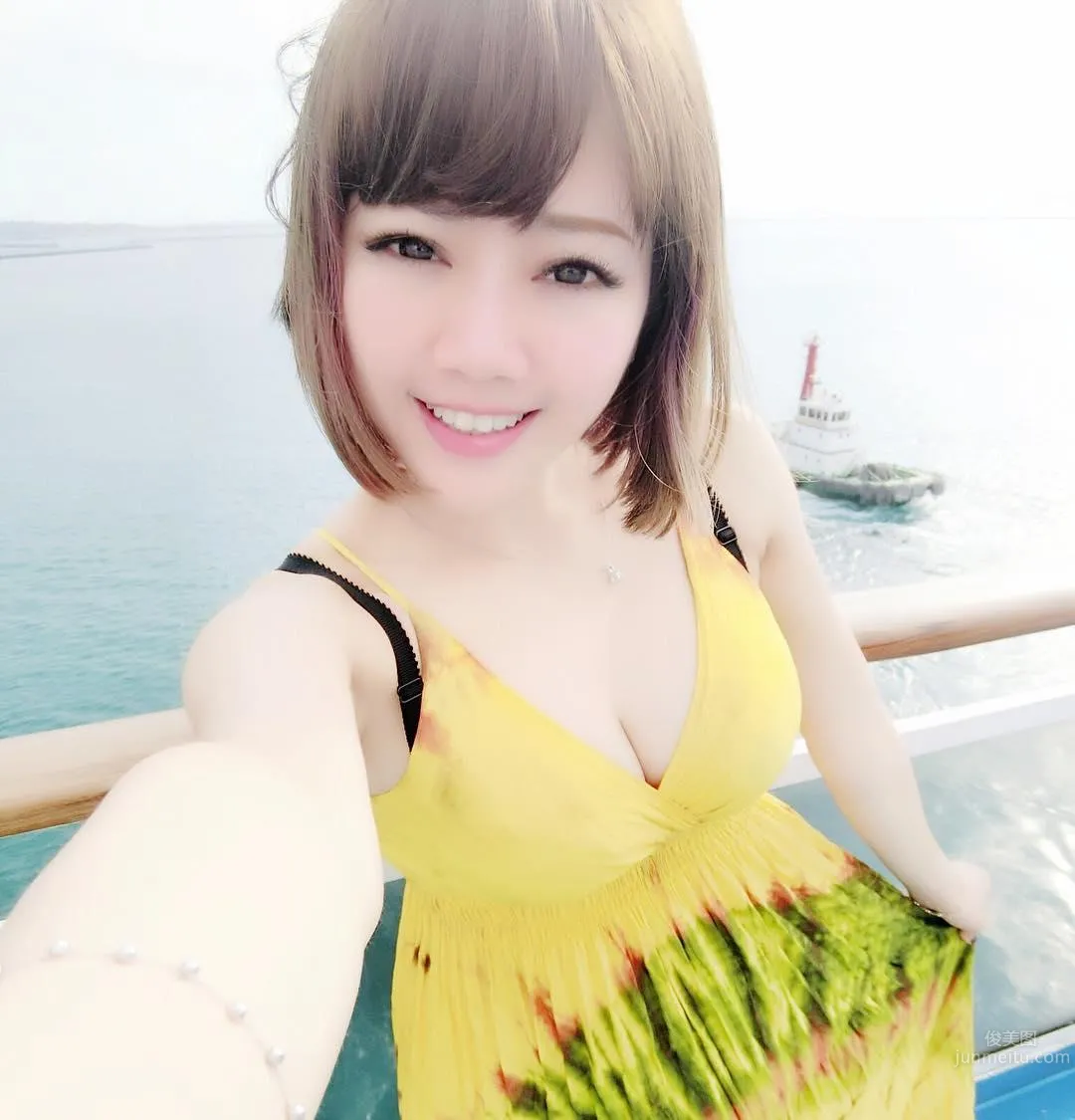 Taipei's Hottest Piano Teacher, Chen Tianxin Plays and Sings with a Great Figure photo 2