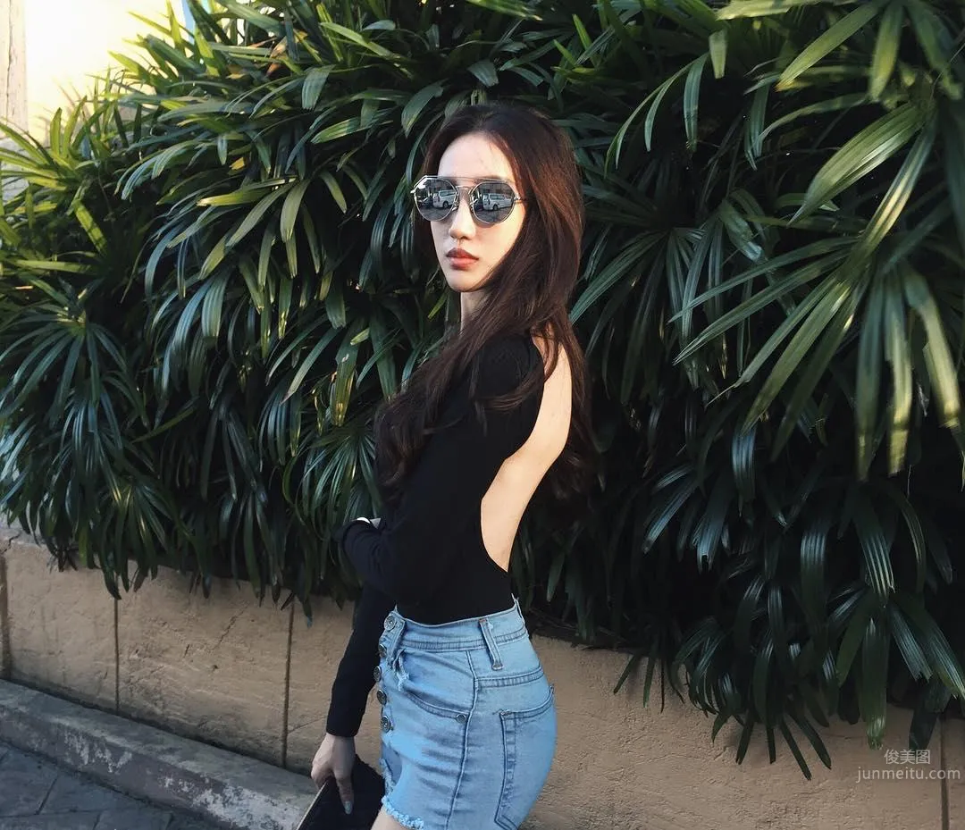 Malaysian DJ Beauty Joeyyjoey Cruise Ship Shows Unbelievable Tiny Waist photo 12