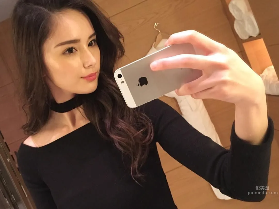 Japanese Mixed-Race Model KURUMI, Skinny Figure and Sexy Abs Line photo 22