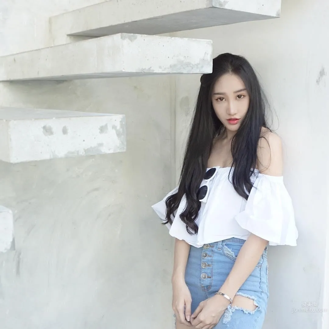 Malaysian DJ Beauty Joeyyjoey Cruise Ship Shows Unbelievable Tiny Waist photo 8