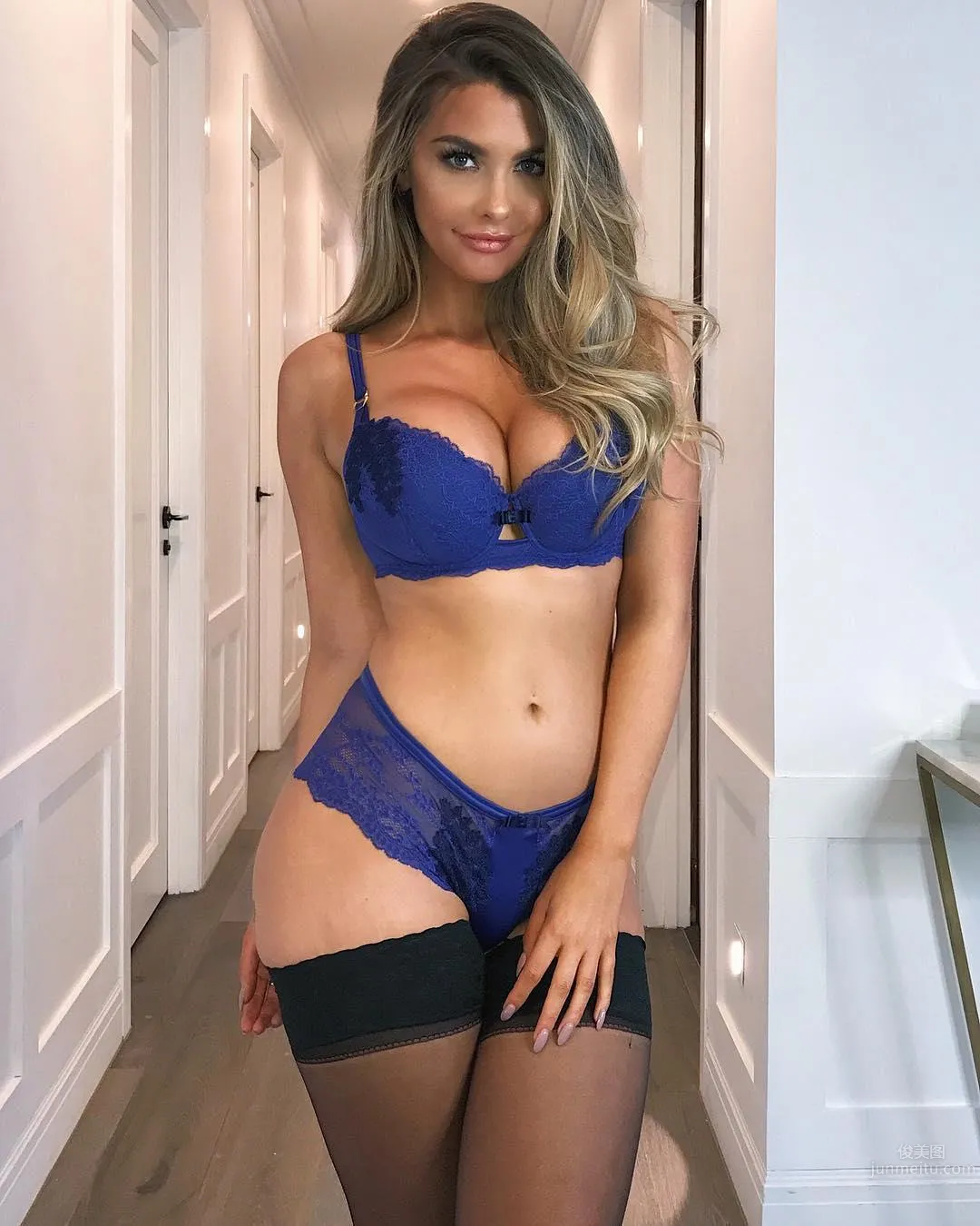 Australian Curves Goddess Emily Sears, Devil Figure Comes from Sports photo 31