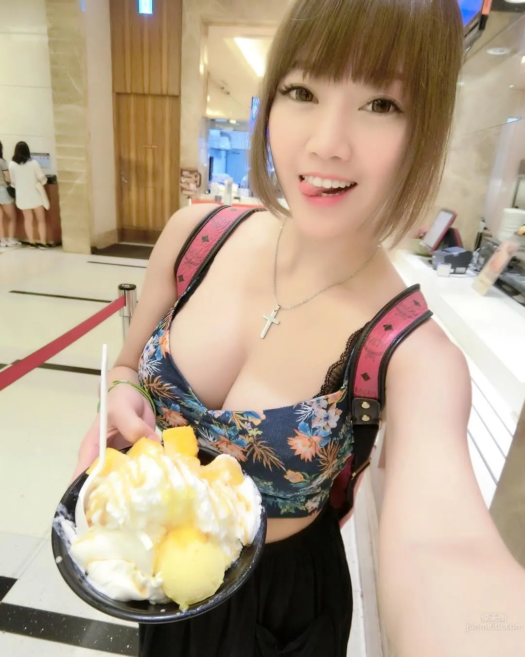 Taipei's Hottest Piano Teacher, Chen Tianxin Plays and Sings with a Great Figure photo 31