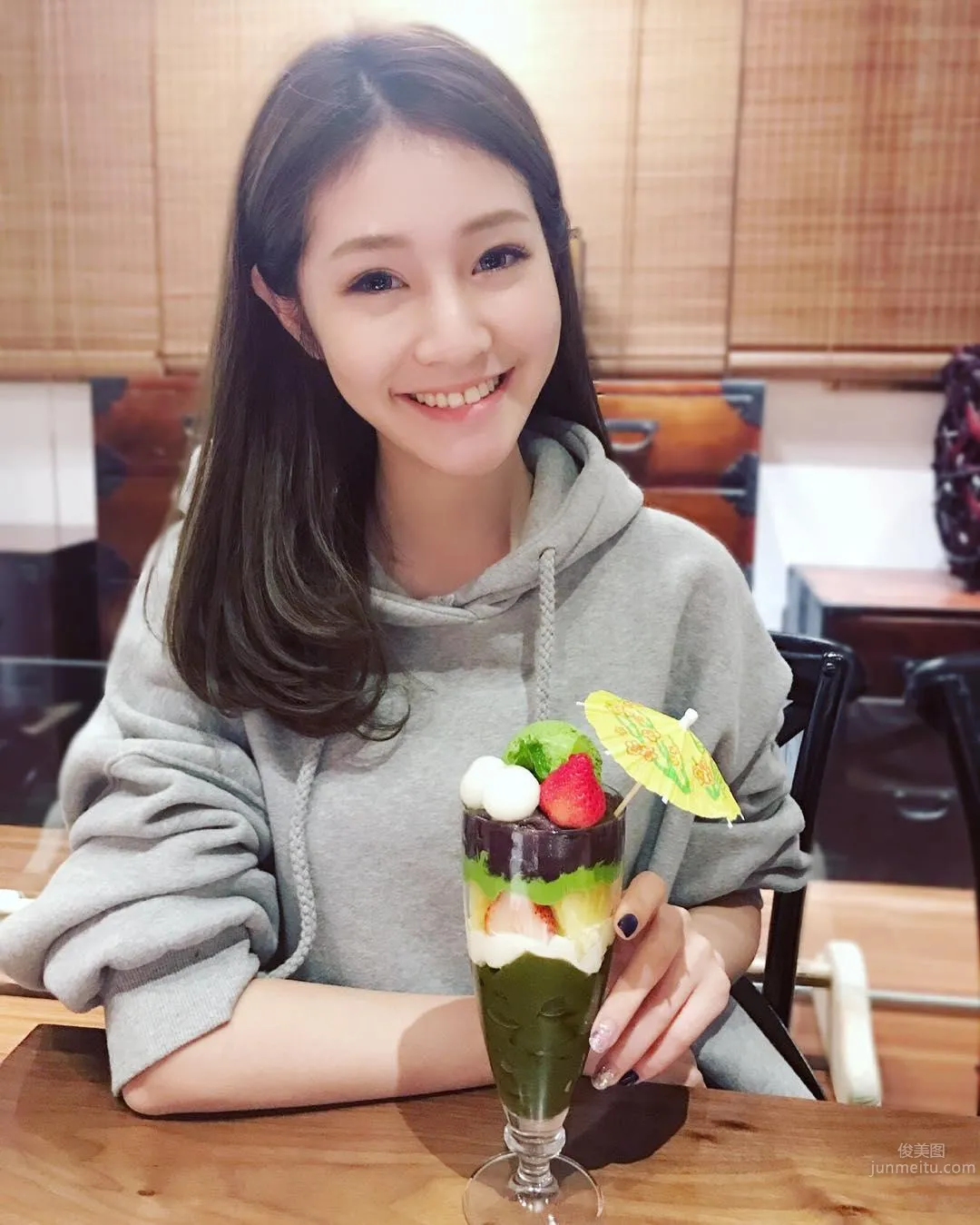 黃妍霓比基尼美背吸睛 沙灘寫字網友隻看見酥胸 9