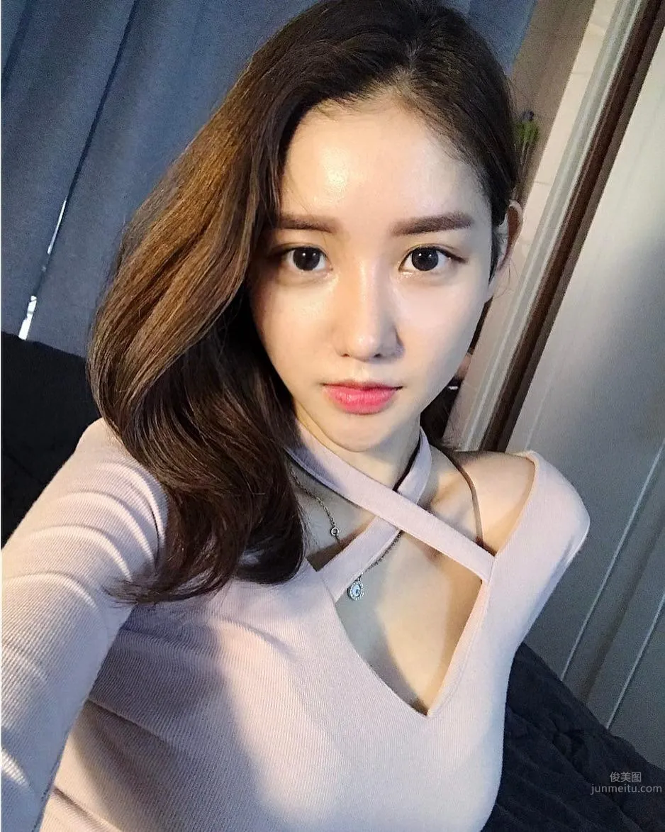 Korean Super Beauty Mi Ryeong Won, Perfect Curves Conquer Netizens photo 2