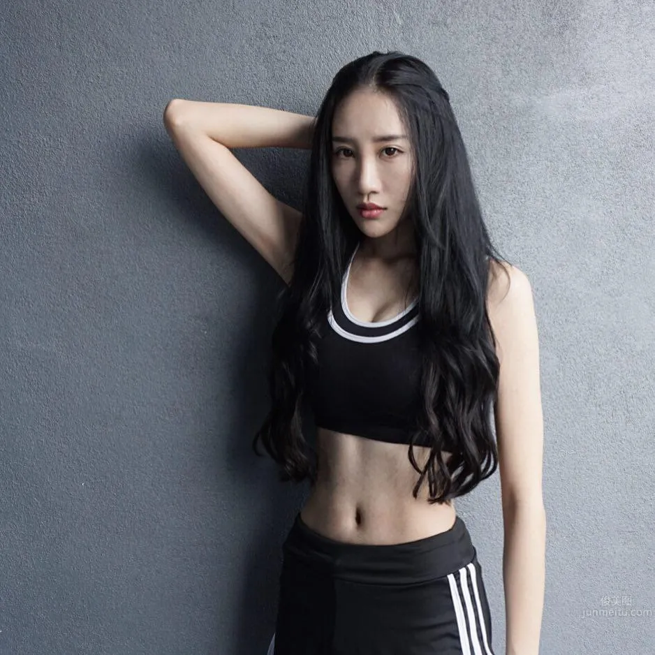 Malaysian DJ Beauty Joeyyjoey Cruise Ship Shows Unbelievable Tiny Waist photo 6
