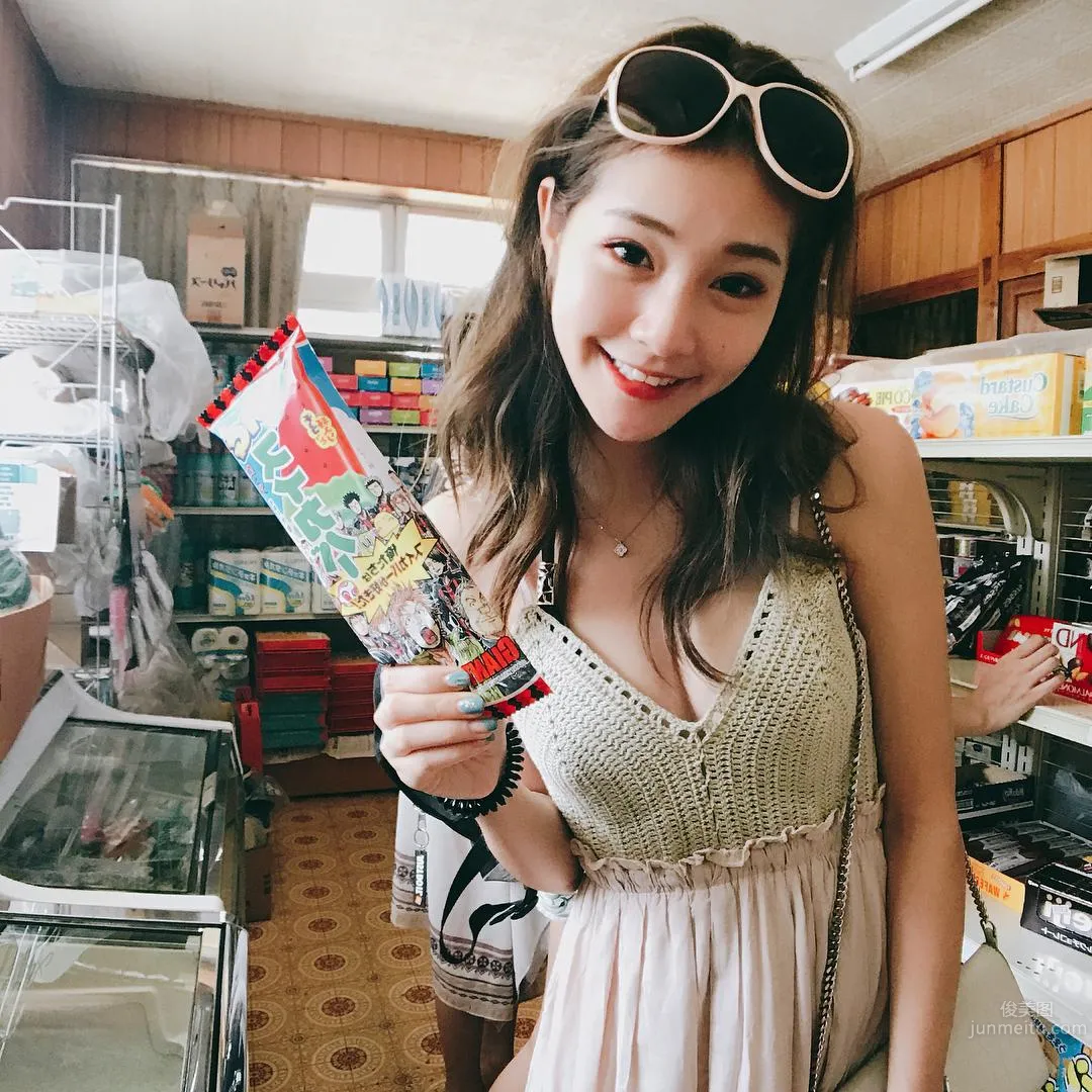 黃妍霓比基尼美背吸睛 沙灘寫字網友隻看見酥胸 36