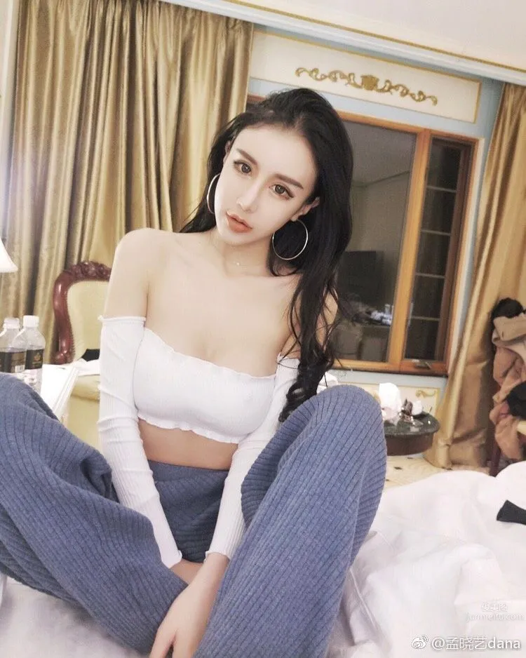宅男女神孟曉藝 微博時尚性感私房照 18