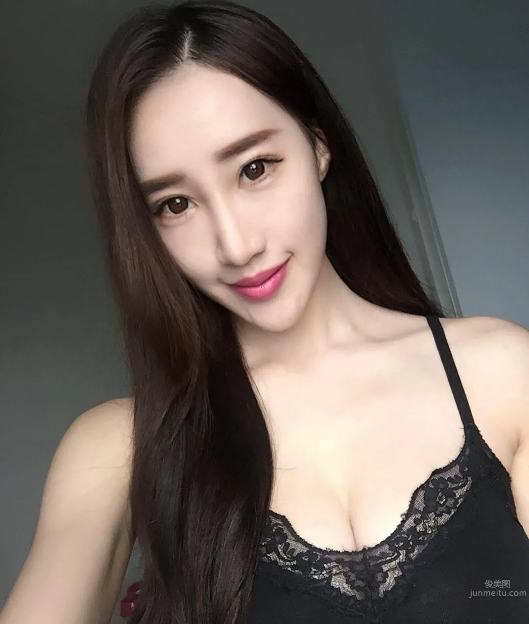 Malaysian DJ Beauty Joeyyjoey Cruise Ship Shows Unbelievable Tiny Waist photo 11
