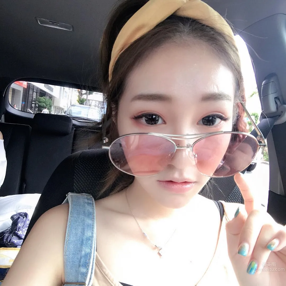 黃妍霓比基尼美背吸睛 沙灘寫字網友隻看見酥胸 38