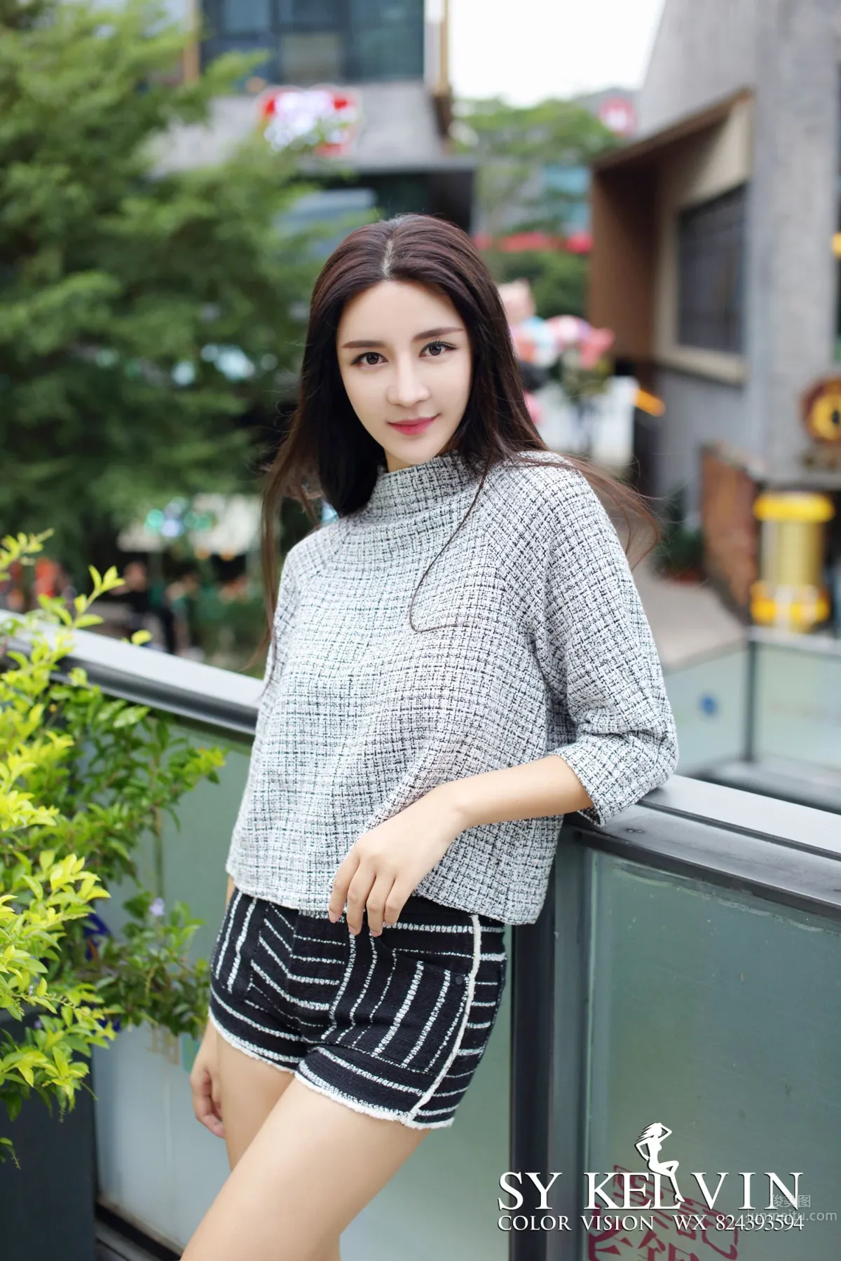 Mixed-Race Beauty Yi Lina, Aesthetic Street Snap Shows Elegance photo 4
