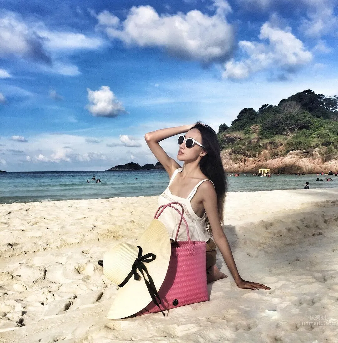 Malaysian DJ Beauty Joeyyjoey Cruise Ship Shows Unbelievable Tiny Waist photo 14