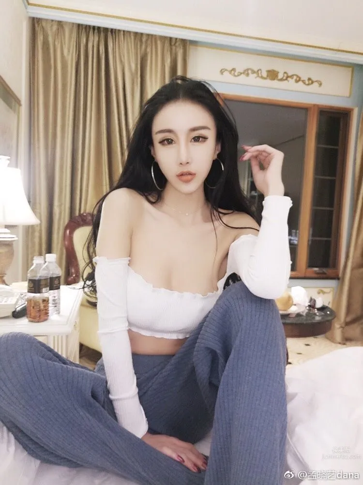 宅男女神孟曉藝 微博時尚性感私房照 17