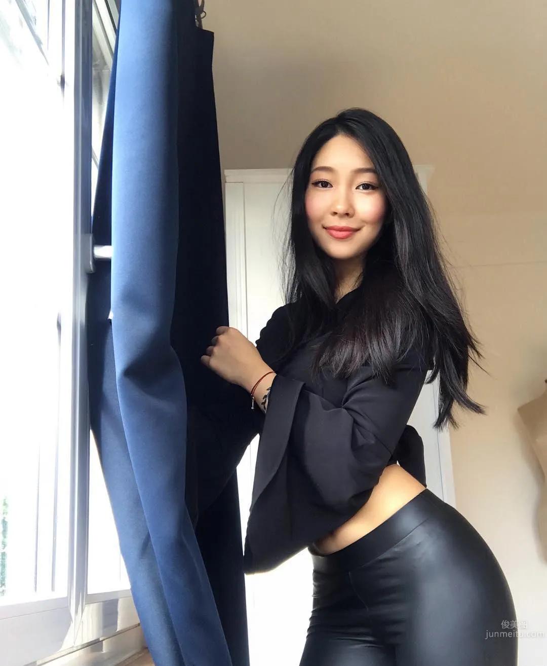 Malaysian Beauty Liz Wenya Liberates Top-Tier Curves photo 50