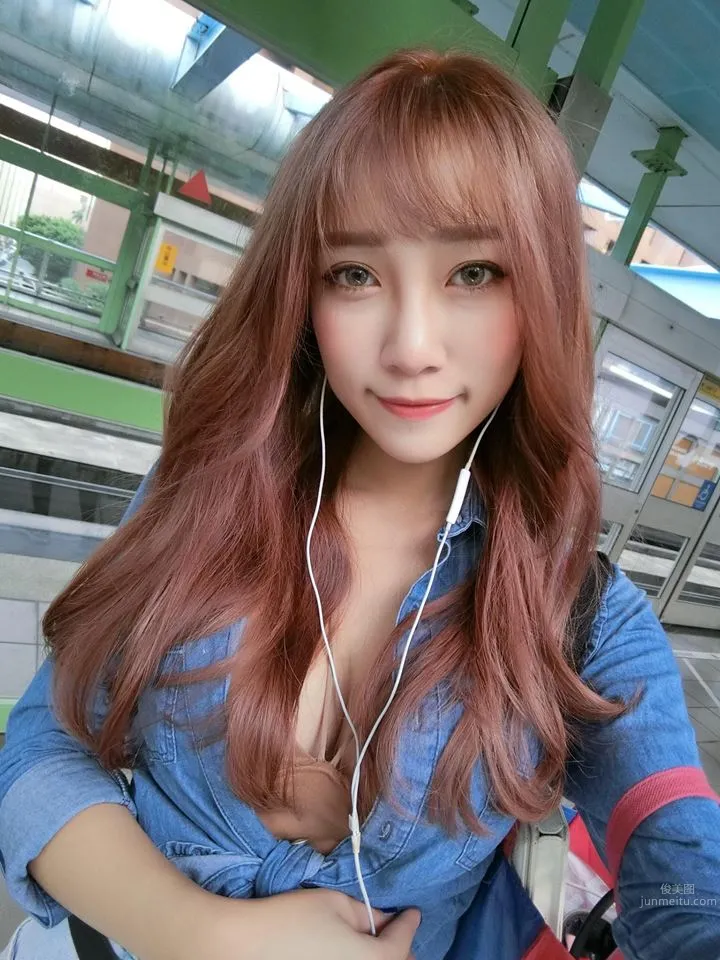 Beauty Liu Xuan Drinking Milk in the Car, Netizens: Sweet and Charming photo 23