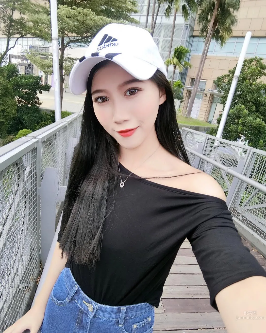 文藻大學正妹劉雨芩 低胸泳裝長腿好誘人 22