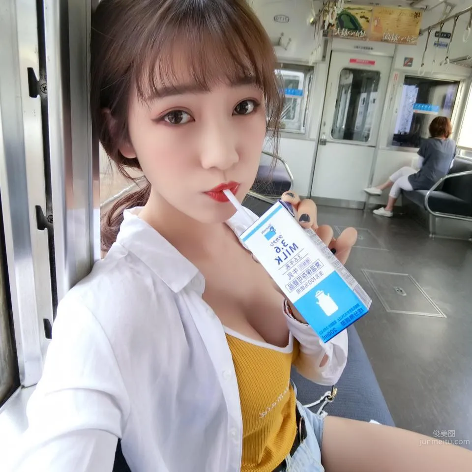 Beauty Liu Xuan Drinking Milk in the Car, Netizens: Sweet and Charming photo 22