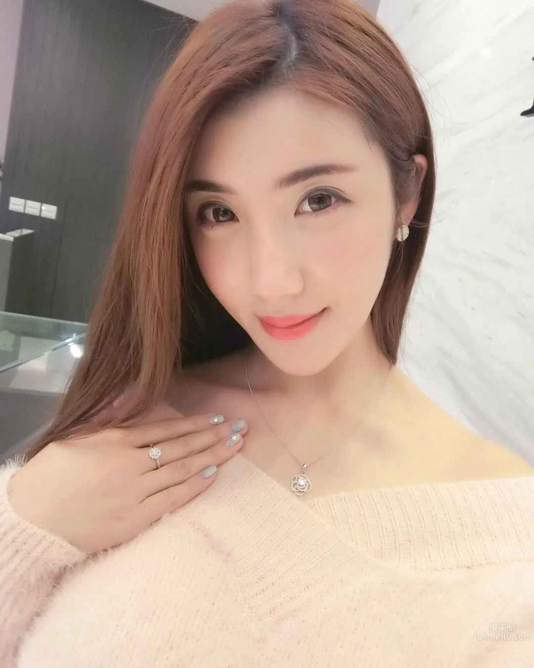 Taoyuan BBQ Restaurant Pretty Female Customer, Amazing Figure Makes People Stare photo 9