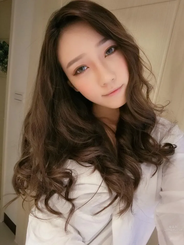 Beauty Liu Xuan Drinking Milk in the Car, Netizens: Sweet and Charming photo 12