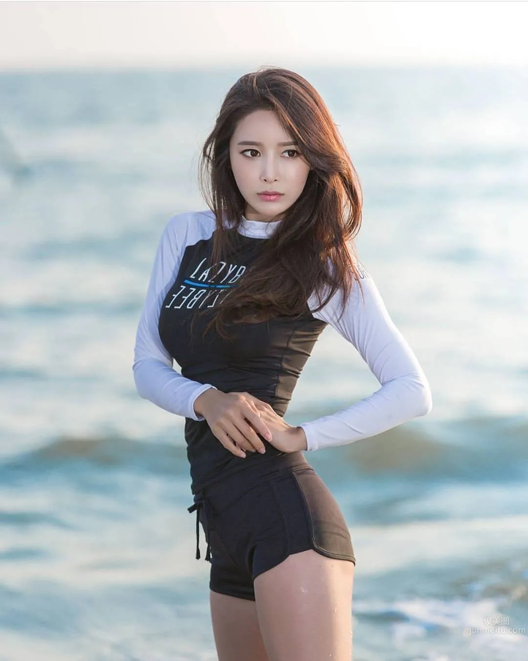 Korean Racing Model So Lee, the Focus of Attention at the Auto Show photo 9