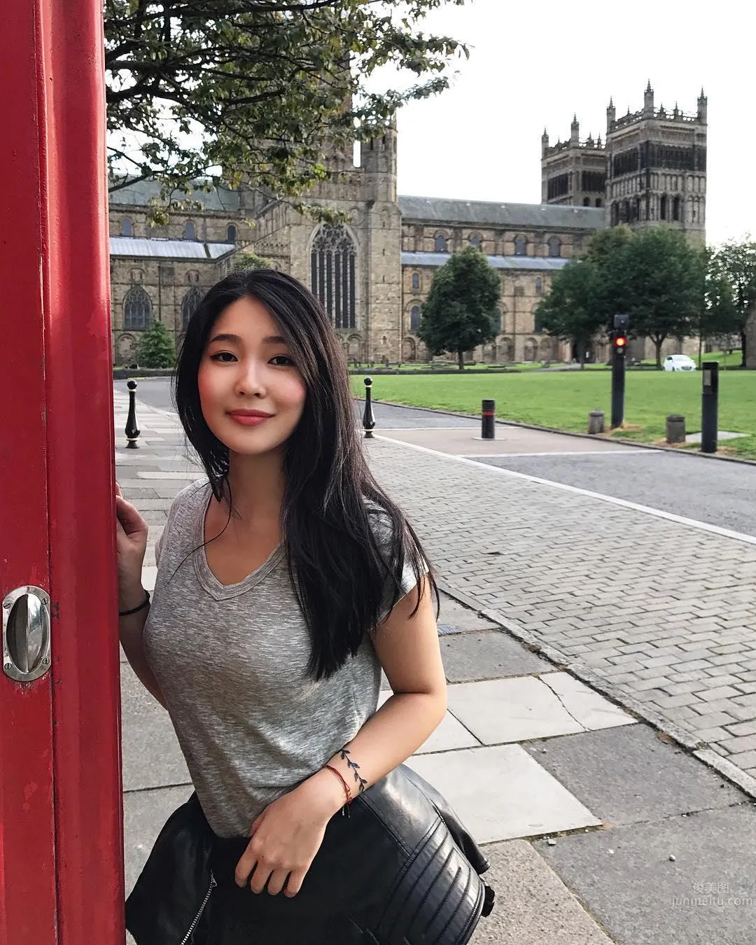 Malaysian Beauty Liz Wenya Liberates Top-Tier Curves photo 46