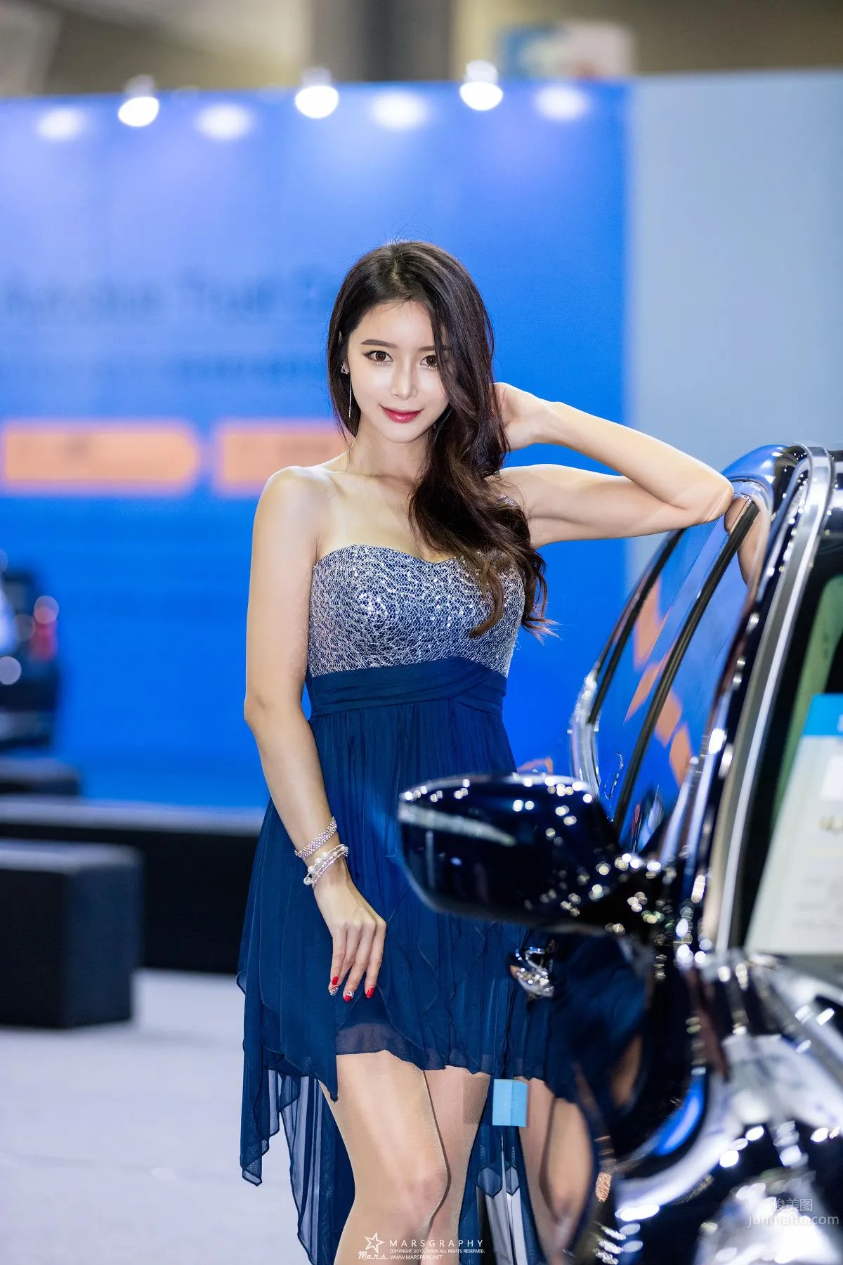 Korean Racing Model So Lee, the Focus of Attention at the Auto Show photo 3