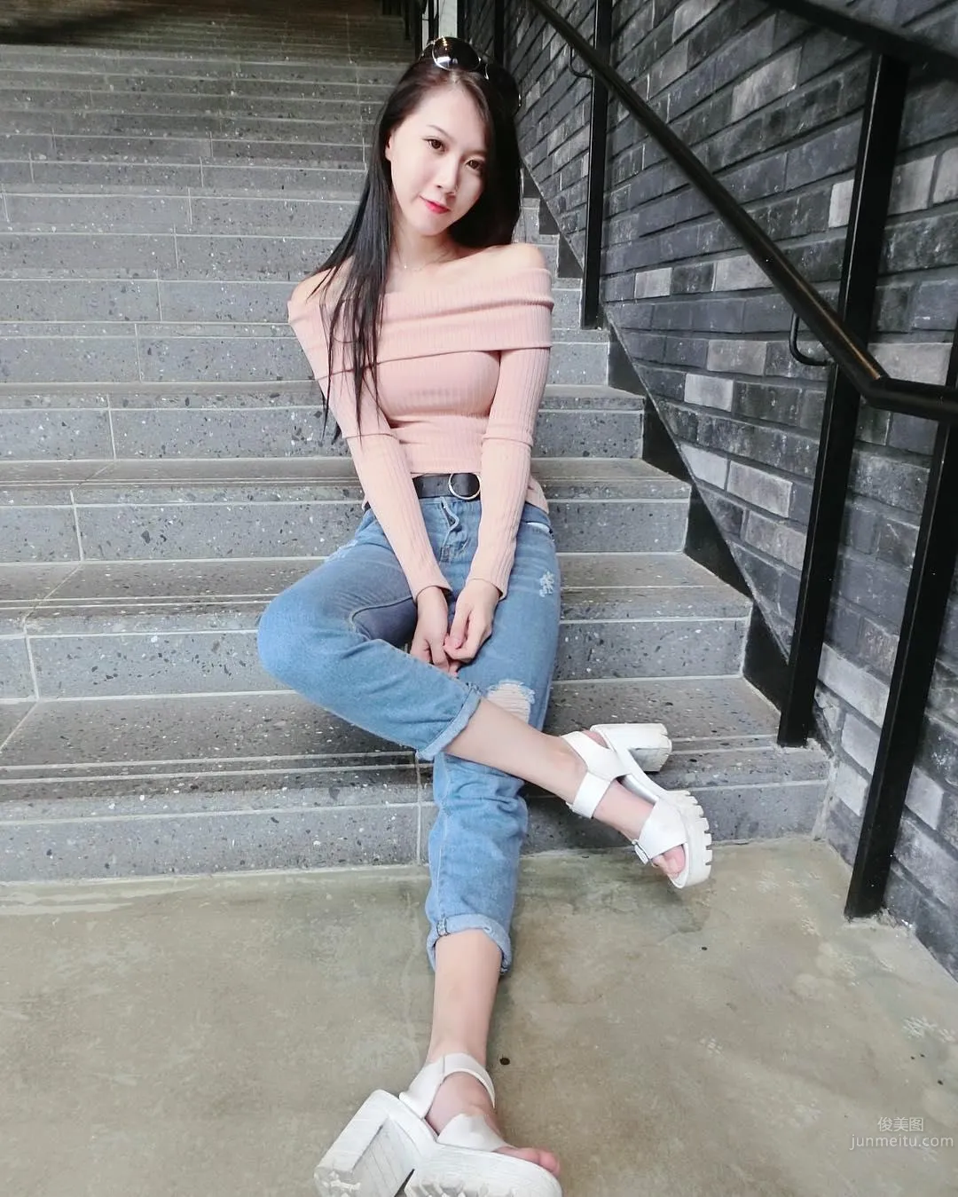 文藻大學正妹劉雨芩 低胸泳裝長腿好誘人 4