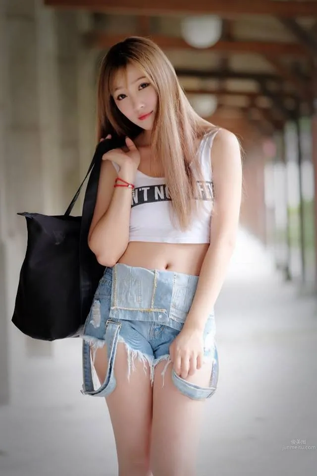 Beauty Liu Xuan Drinking Milk in the Car, Netizens: Sweet and Charming photo 1