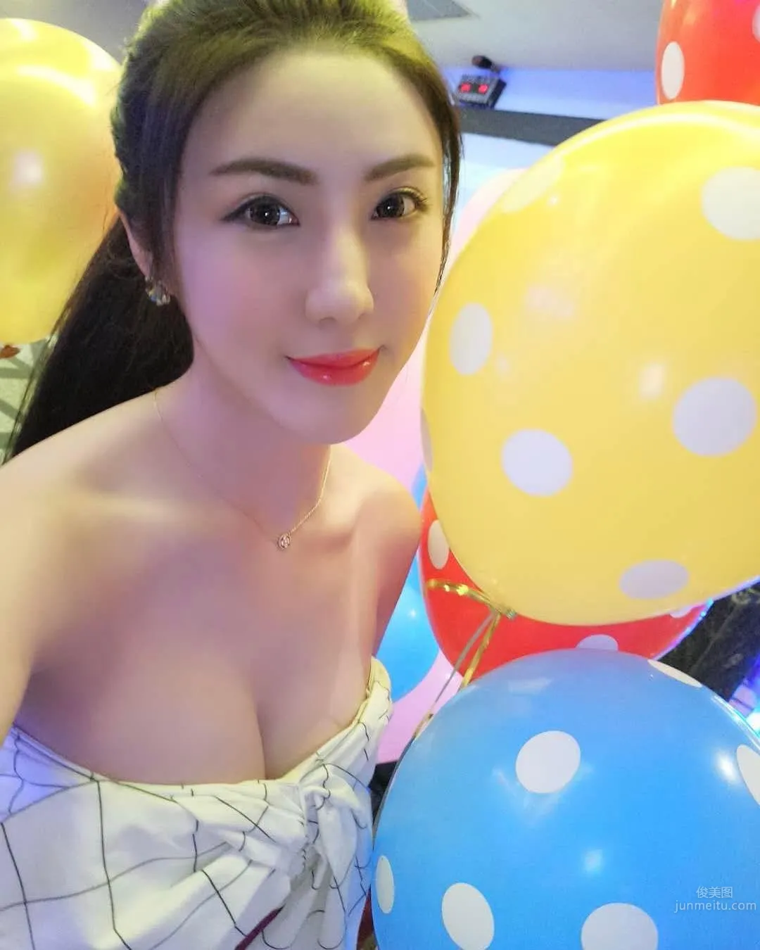 Taoyuan BBQ Restaurant Pretty Female Customer, Amazing Figure Makes People Stare photo 14