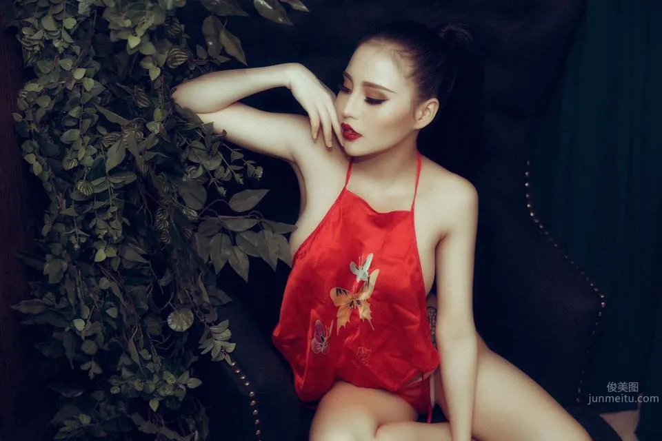 Vietnamese Model Đang Trang Hot Red Bustier Photos photo 11