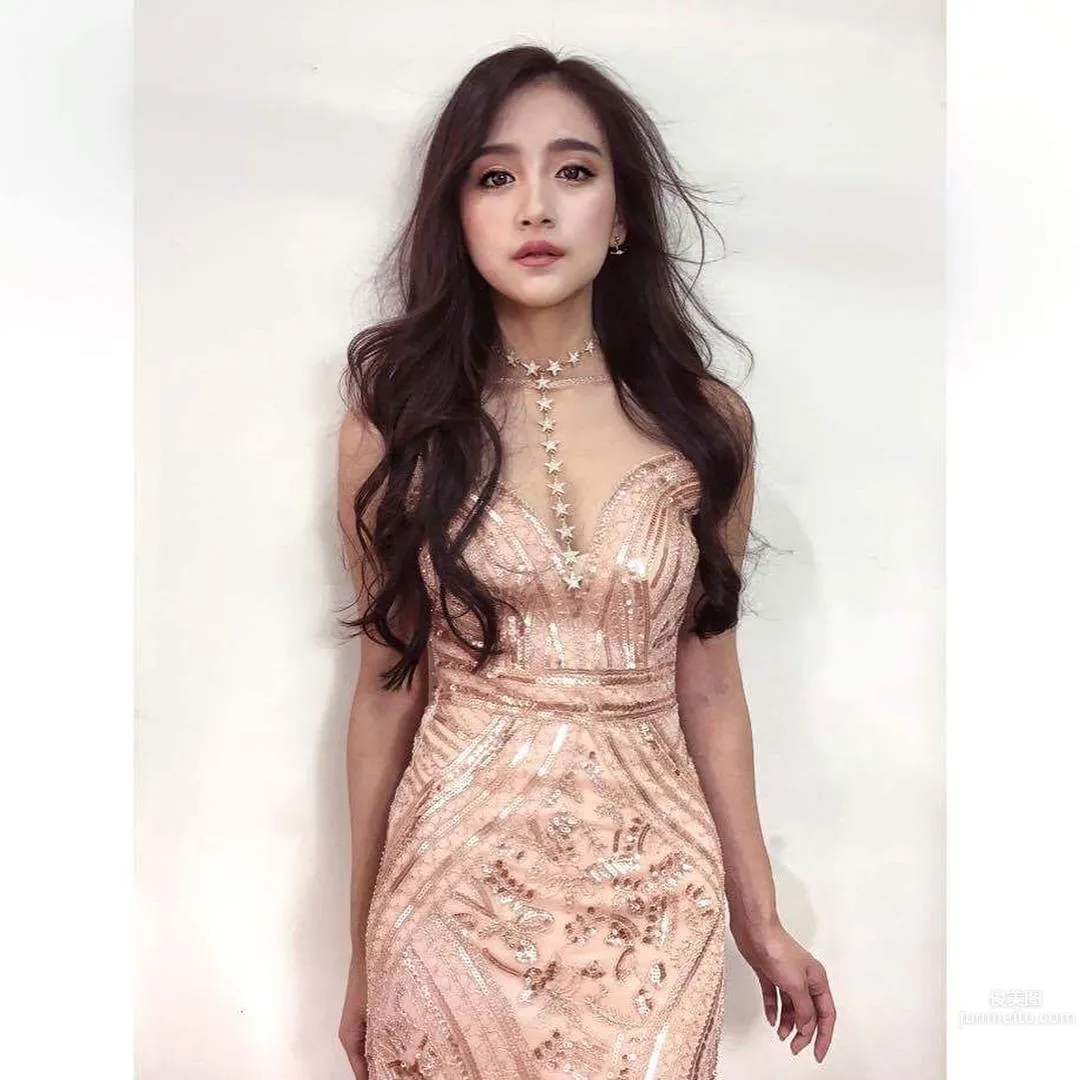 憂郁系正妹Olala Oshia 馬甲線配上葫蘆腰 26