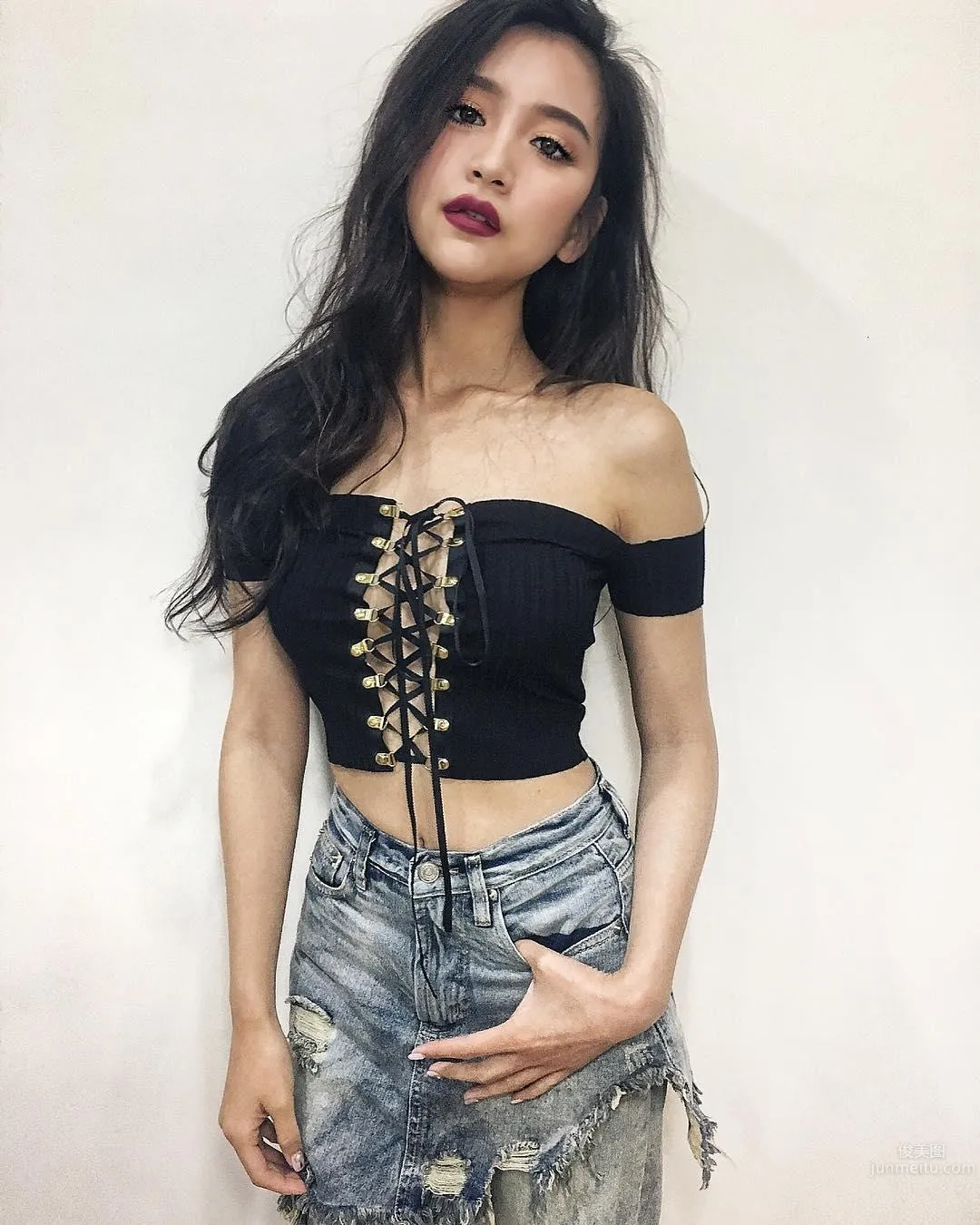 憂郁系正妹Olala Oshia 馬甲線配上葫蘆腰 11