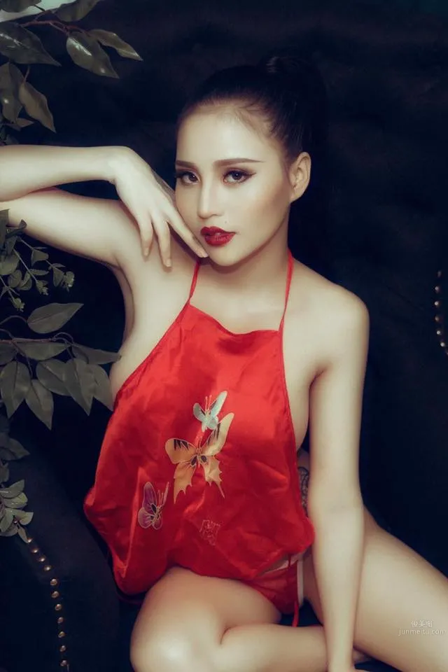 Vietnamese Model Đang Trang Hot Red Bustier Photos photo 7