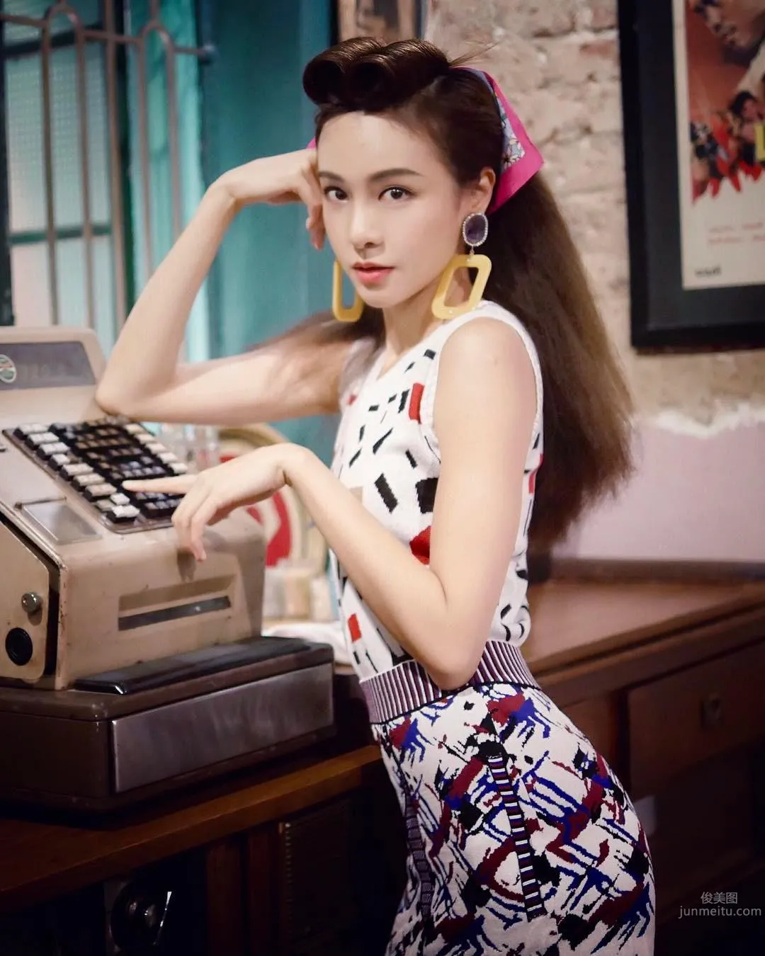 Piano Goddess Cathryn Li, Supermodel Elegance and V-Line Abs photo 22