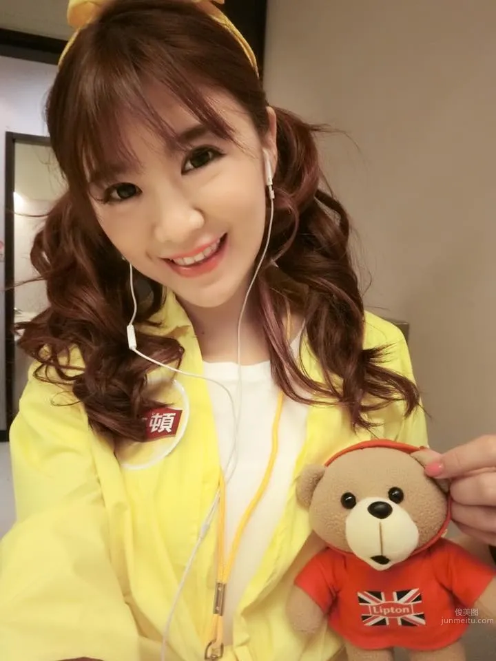 最性感主持人小蓁蓁 甜美笑容征服台下观众_18