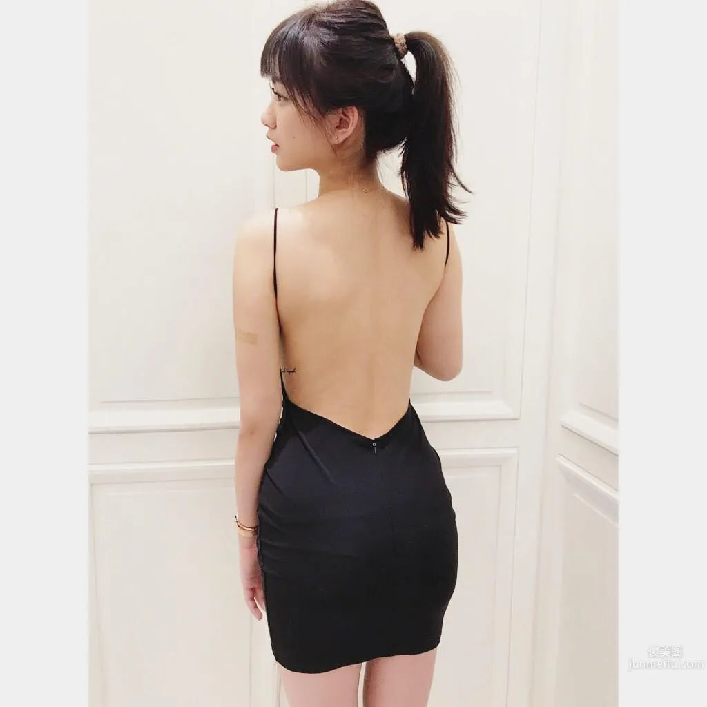 身材超好的正妹1121sss 穿上男友撲到款上衣 2