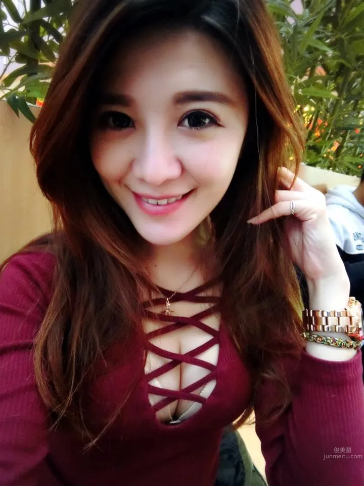 最性感主持人小蓁蓁 甜美笑容征服台下观众_1