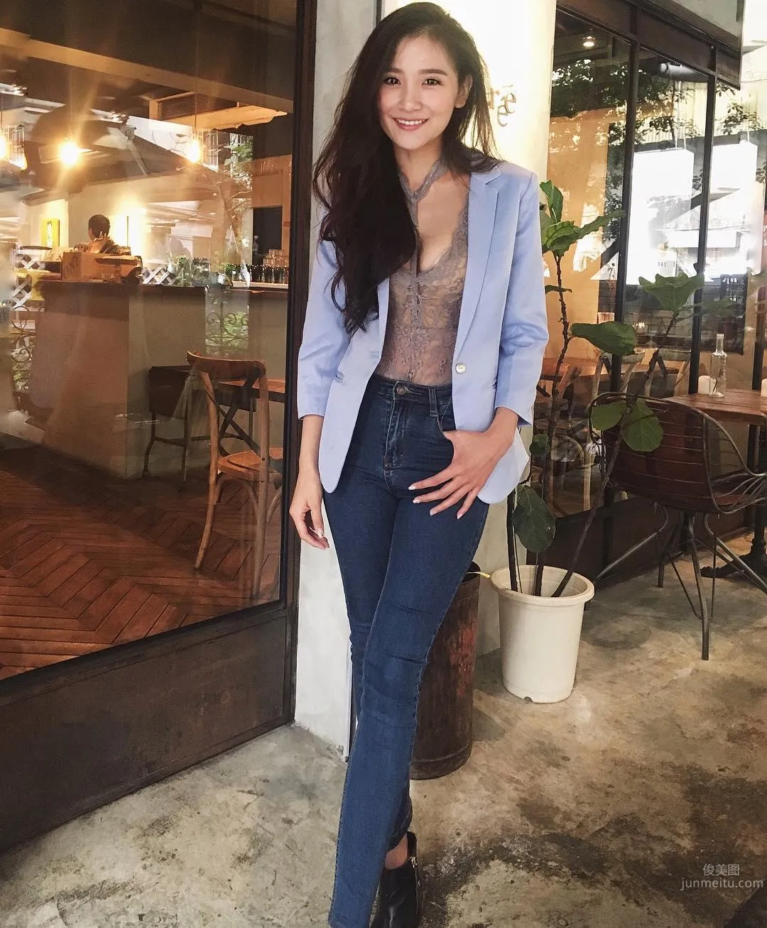憂郁系正妹Olala Oshia 馬甲線配上葫蘆腰 10