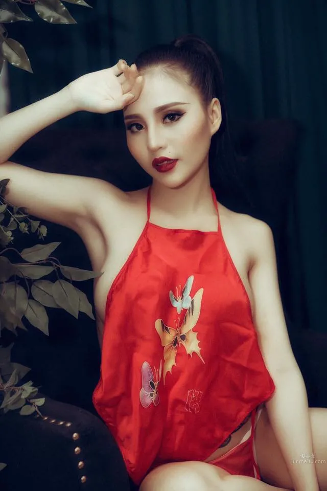 Vietnamese Model Đang Trang Hot Red Bustier Photos photo 3