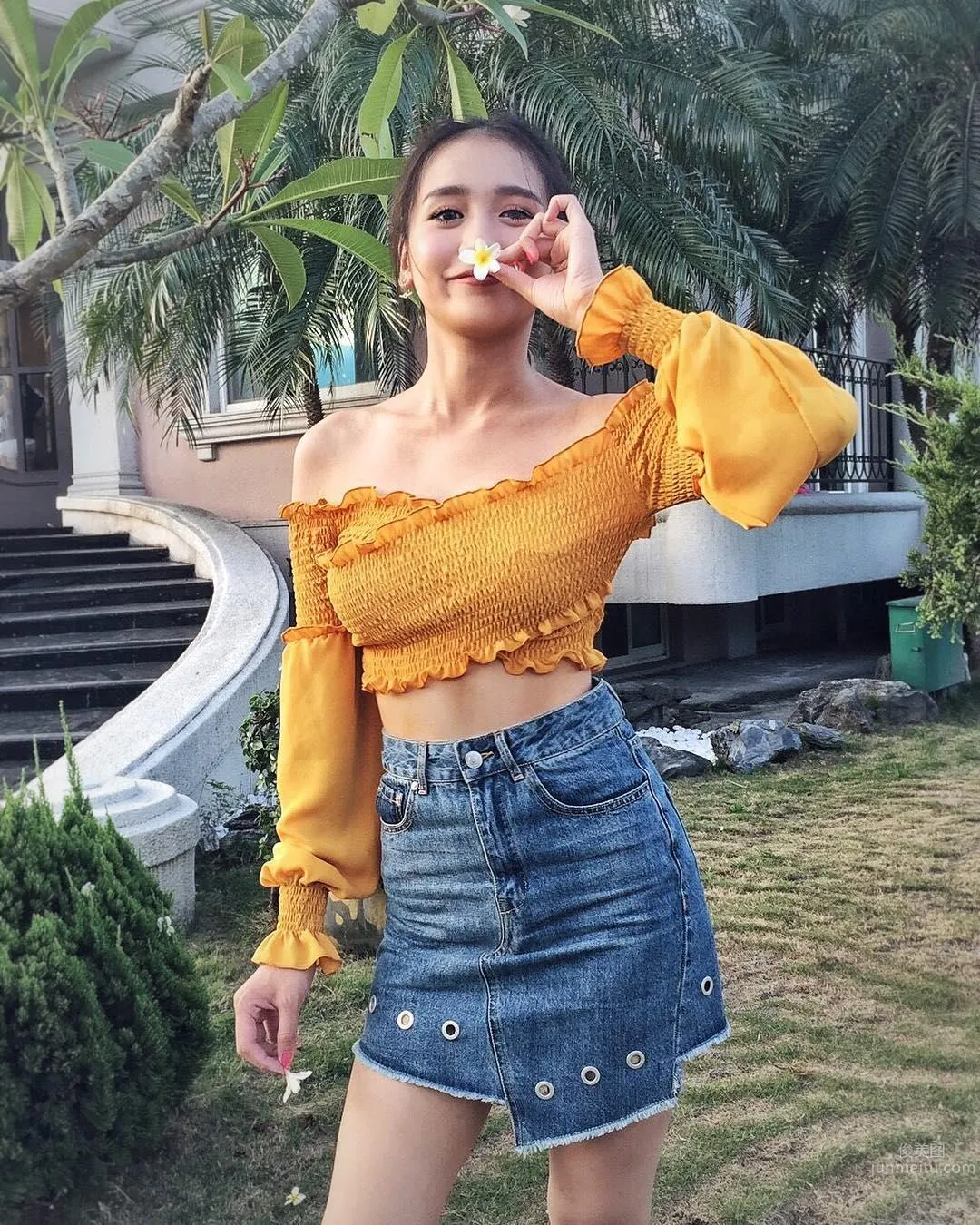 憂郁系正妹Olala Oshia 馬甲線配上葫蘆腰 32