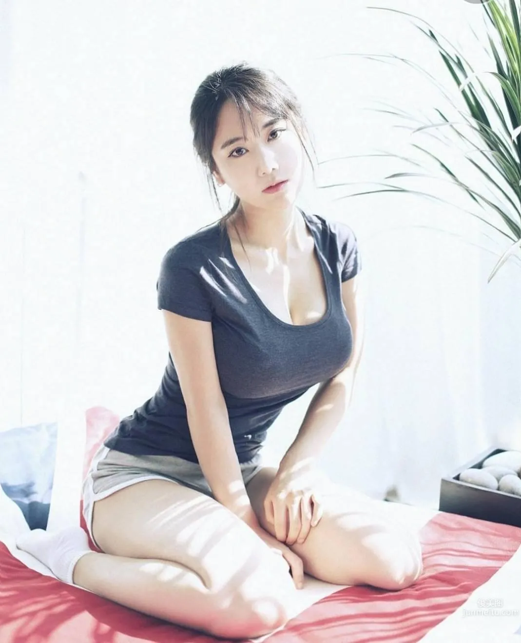 Korean Outdoor Shoot Model Kaendi's S-Curve Figure Draws a Crowd photo 23