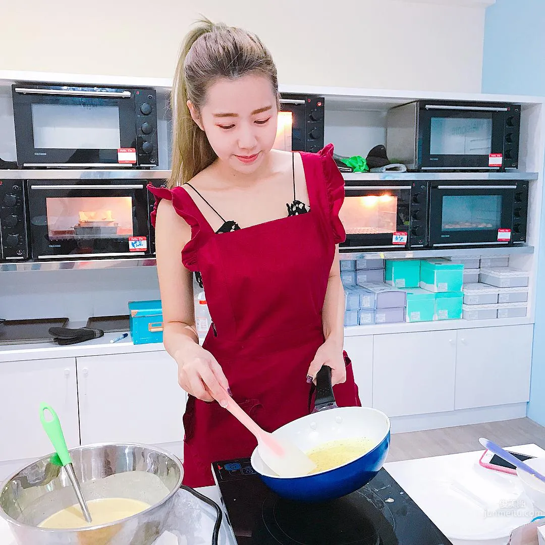 呛口小辣椒夏筠婷 深邃事业线超吸睛_31