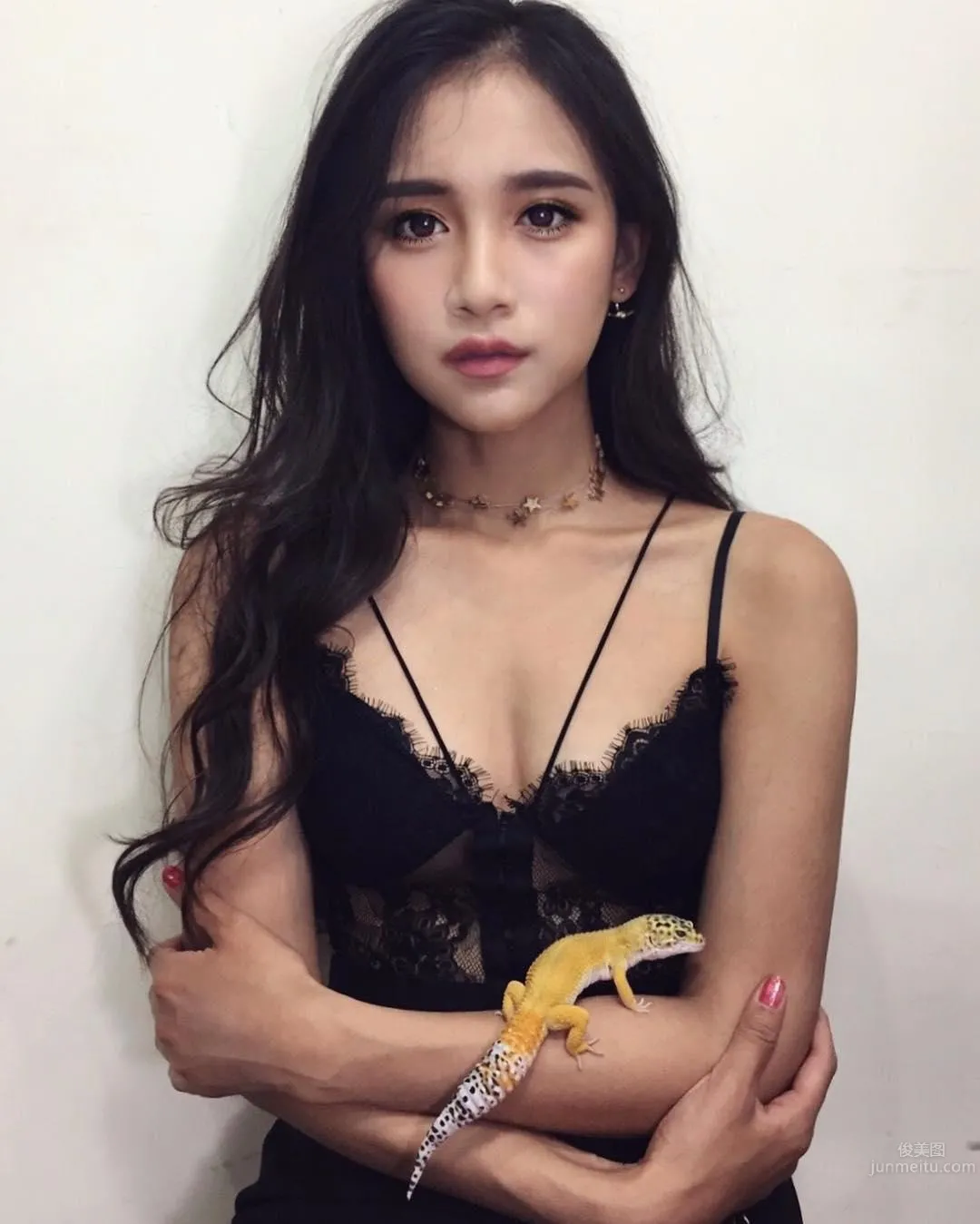 憂郁系正妹Olala Oshia 馬甲線配上葫蘆腰 34