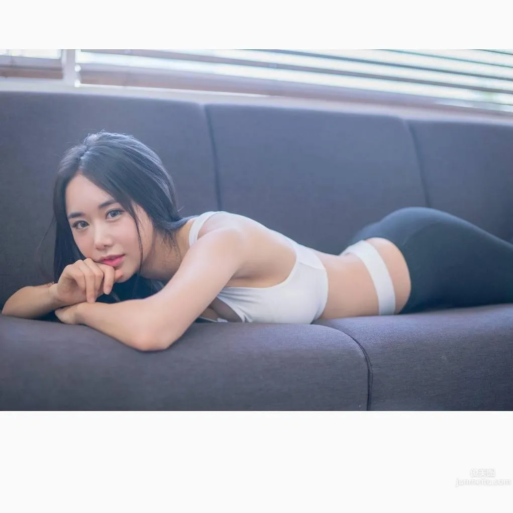 Korean Outdoor Shoot Model Kaendi's S-Curve Figure Draws a Crowd photo 31