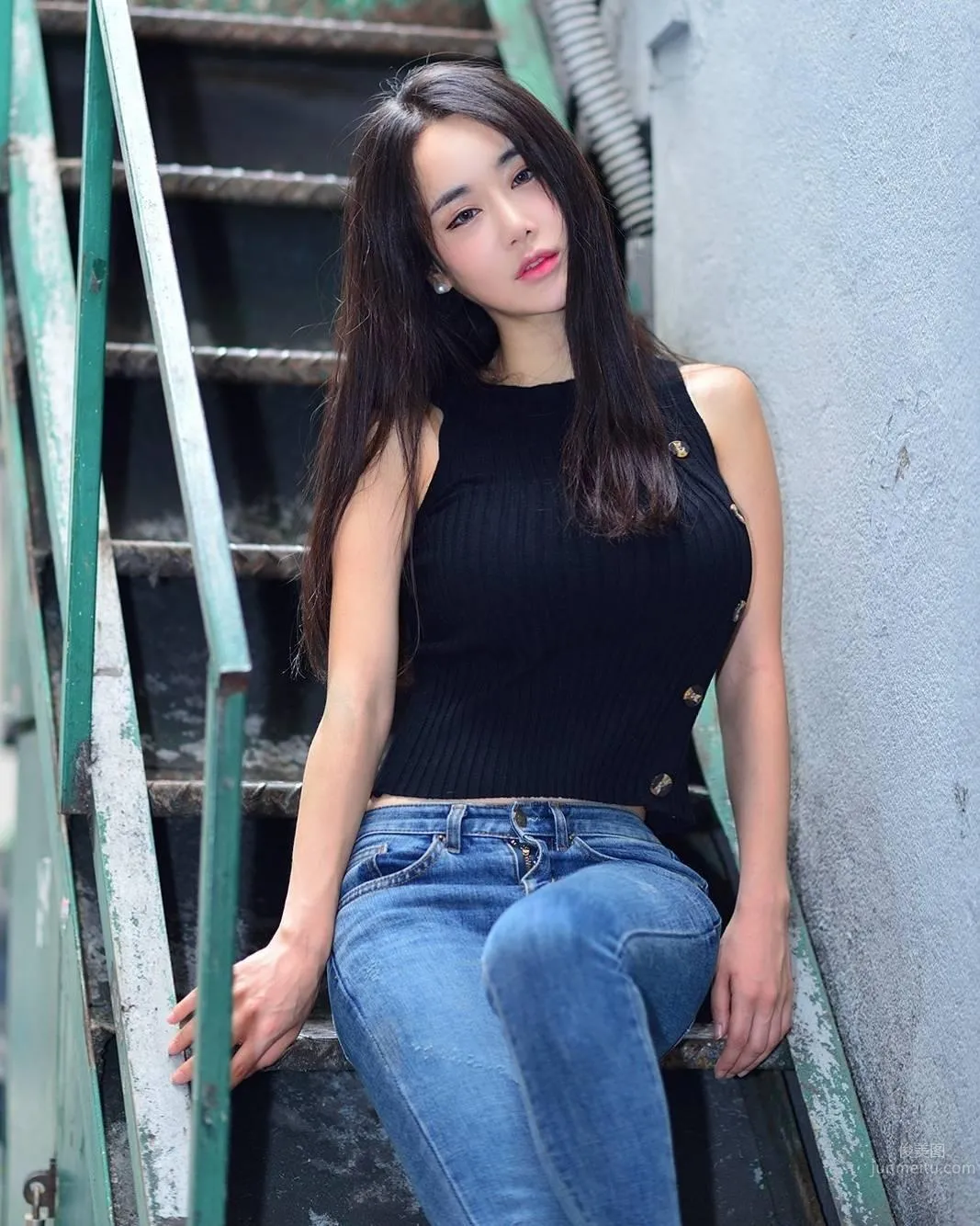 Korean Outdoor Shoot Model Kaendi's S-Curve Figure Draws a Crowd photo 24